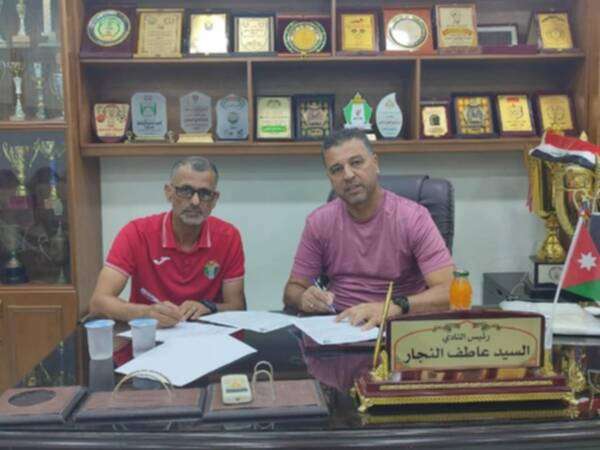 بني ياسين خلال توقيع العقد