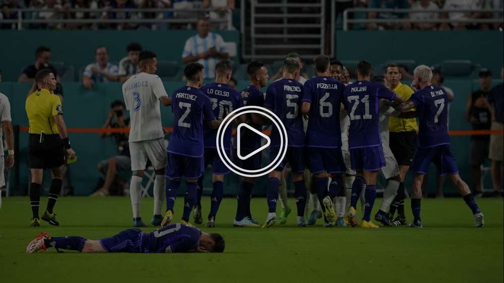 لاعبو الأرجنتين يدافعون عن ميسي