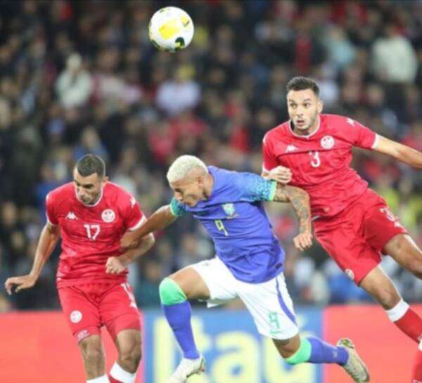 منتصر الطالبي قبل مغالطته للحارس البرازيلي