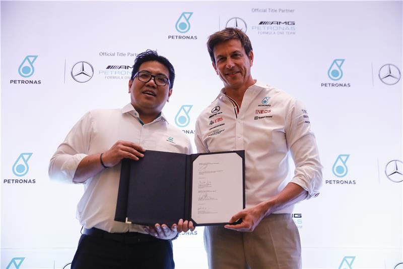 من توقيع العقود