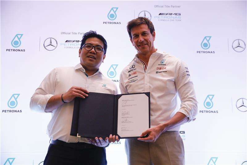 من توقيع العقود