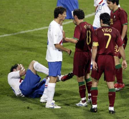 الهولندي بوميل واقع على الأرض بعد تعرضه للضرب من فيغو بدون كره