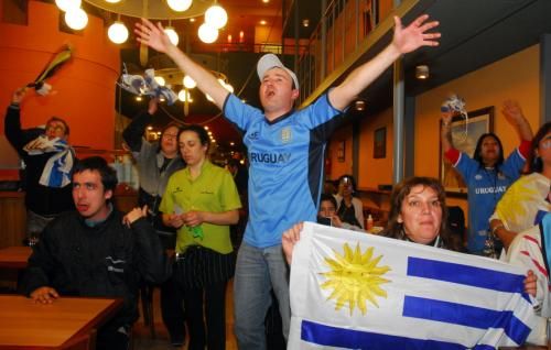 جماهير أوروجواي تحتفل بعد تأهل منتخبها للمباراة النهائية