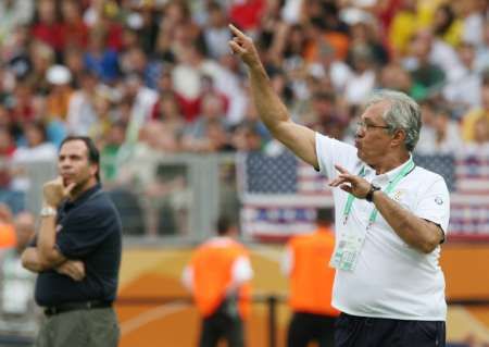 مدرب منتخب غانا راتومير دوجكوفيتش يوجه اللاعبين و مدرب منتخب امريكا يتفرج