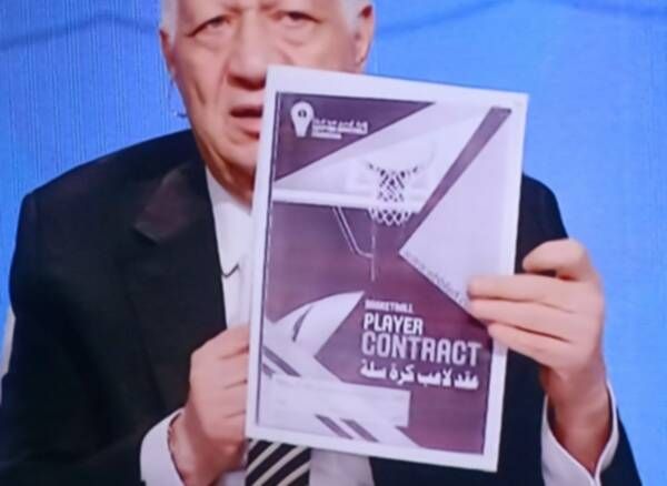 مرتضى ممسكًا بالعقد