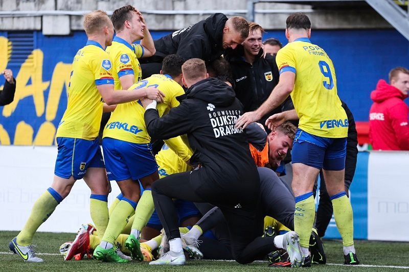 لاعبو كامبور (نقلا عن حساب النادي على تويتر)