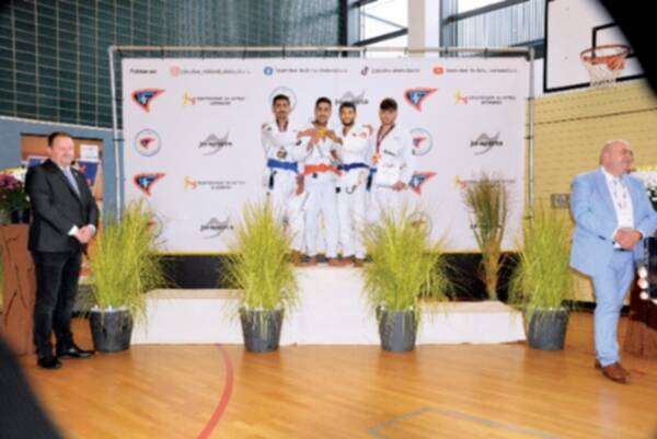 جانب من التتويج