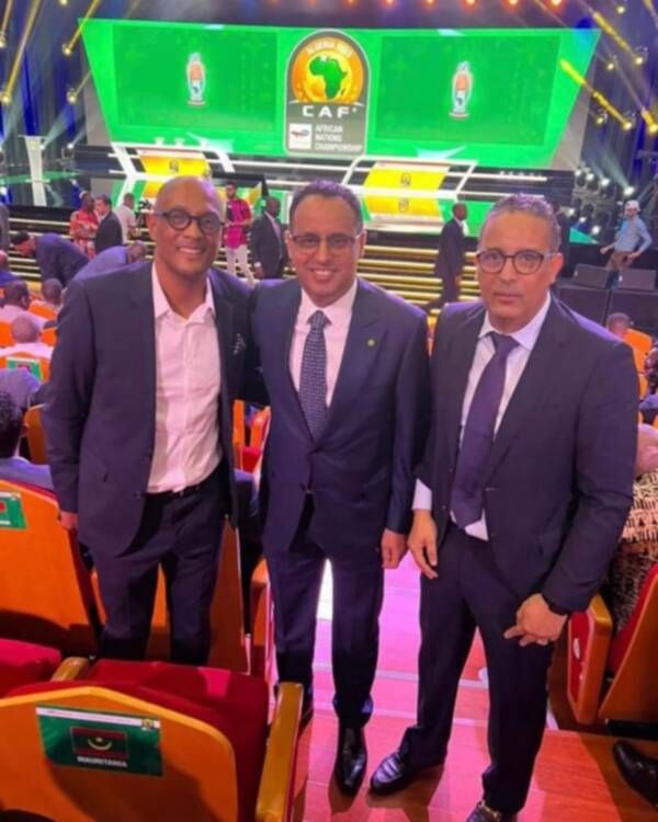 أمير عبدو (يسار) مع أحمد يحيى رئيس الاتحاد الموريتاني