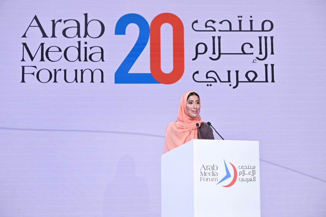 منى غانم المرّي رئيسة نادي دبي للصحافة خلال منتدى الإعلام العربي
