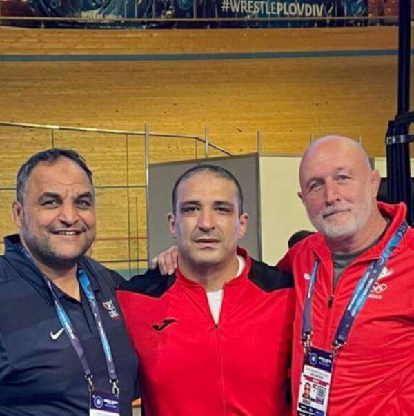 أبو طبيخ (وسط) بعد التتويج