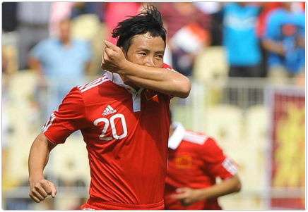 لاعب الوسط تشين تاو يحتفل بعد إحرازه الهدف السادس