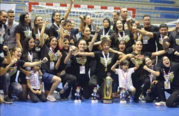 فريق الرياضة النسائية بالمكنين