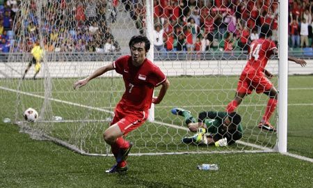 شاي جي يياي يحتفل بعد إحرازه الهدف الرابع لمصلحة سنغافورة