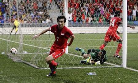 شاي جي يياي يحتفل بعد إحرازه الهدف الرابع لمصلحة سنغافورة