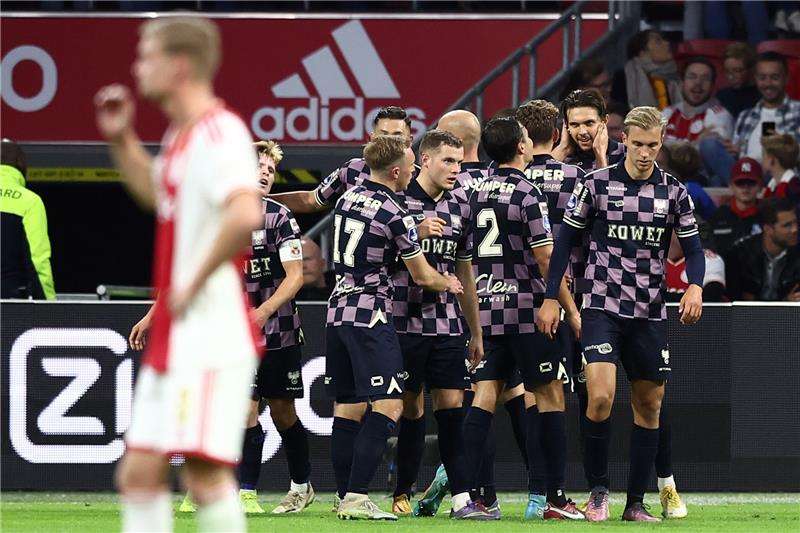 لاعبو جو أهيد إيجلز