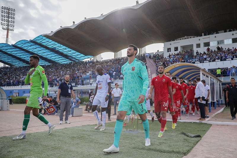 محمد عبد المنعم مع فريقه