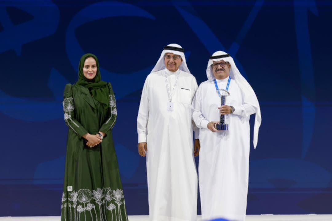 خالد الدوسري مؤسس موقع كووورة يتسلم الجائزة