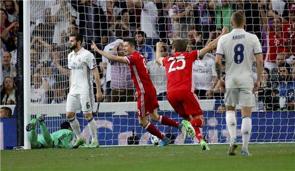 ليفاندوفسكي في لقاء سابق ضد ريال مدريد