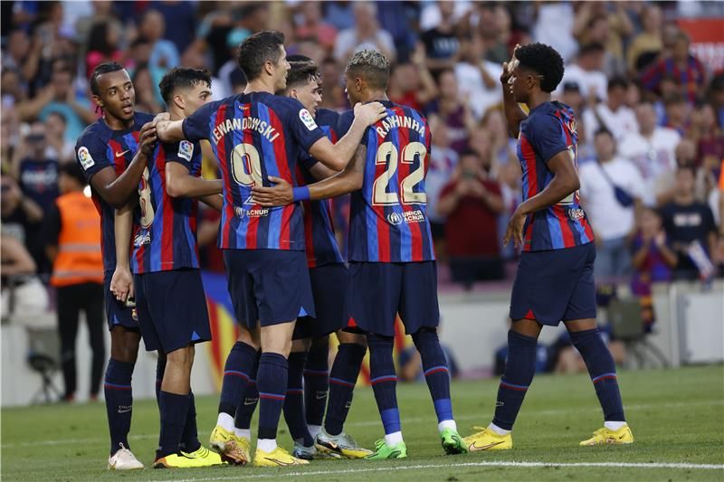 جول كوندي (أقصى اليسار)