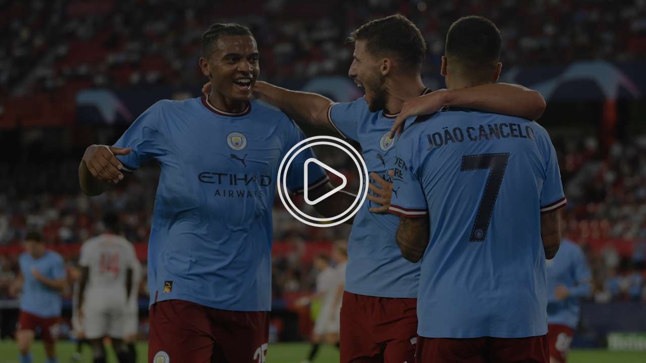 أكانجي مع لاعبي السيتي