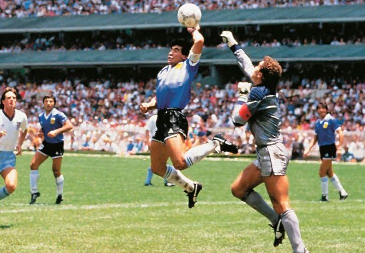 هدف مارادونا باليد