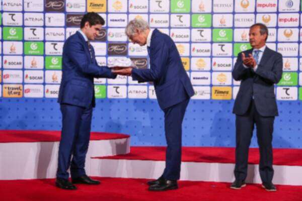 من مراسم الاستلام