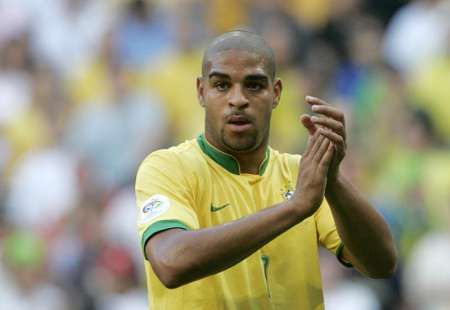 أدريانو يصفق لزملائه بعد الهدف الذي سجله في المرمى الاسترالي 