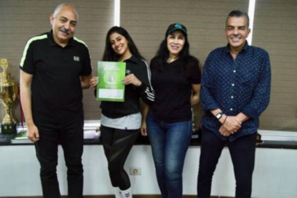 هناء حمزة خلال توقيع عقد ابنتها مع الأهلي