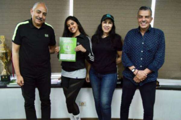 هناء حمزة خلال توقيع عقد ابنتها مع الأهلي