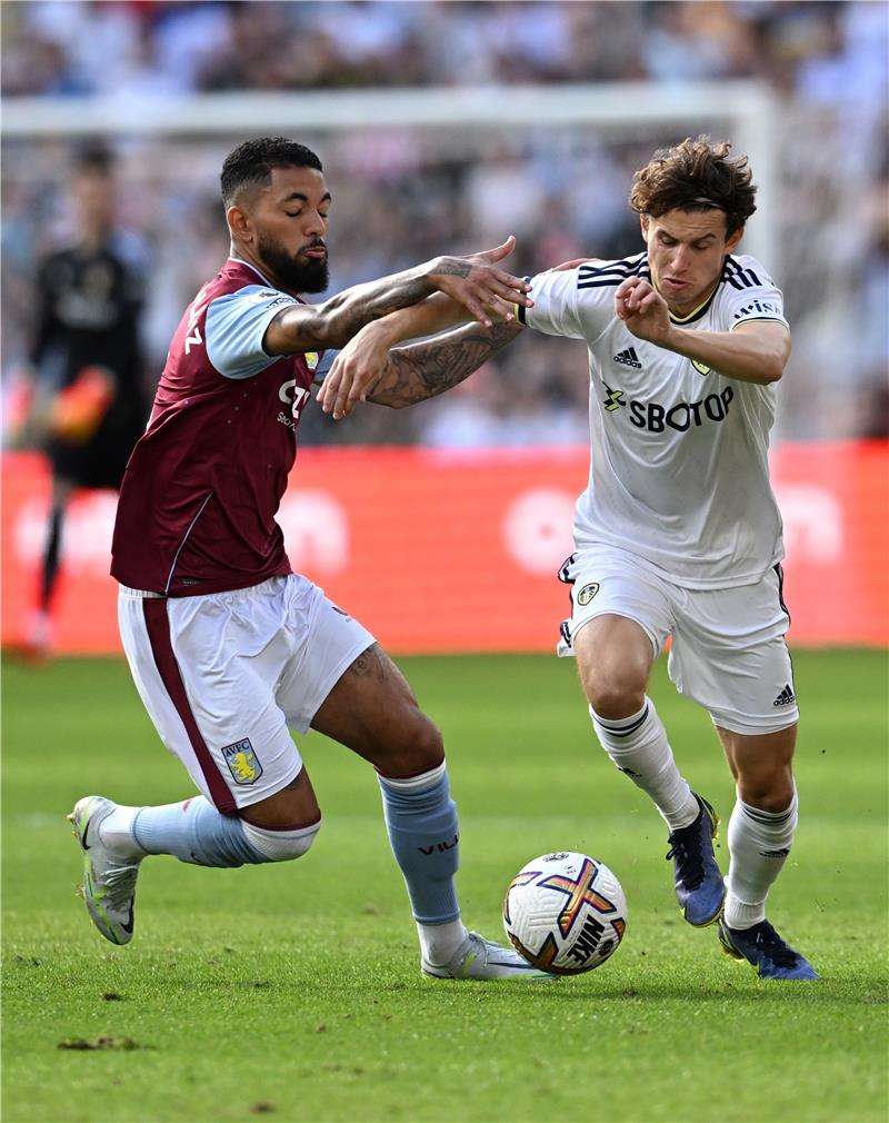 دوجلاس لويز (يسار)