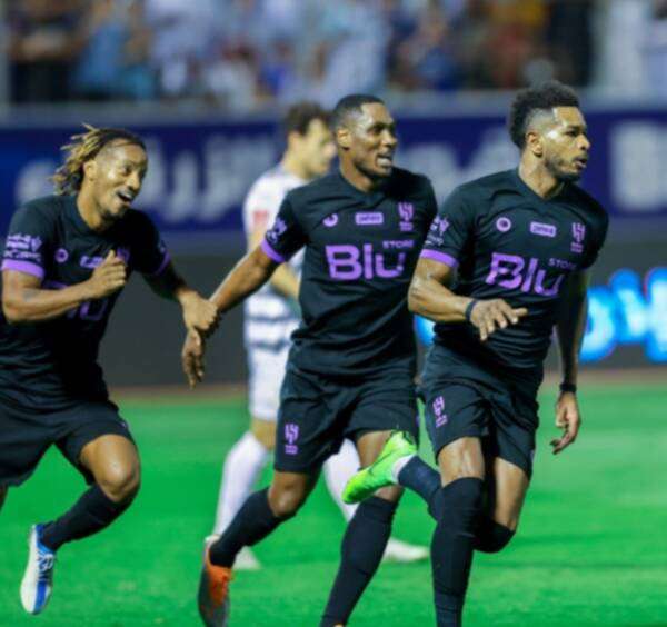 كاريلو وإيجالو يحتفلان مع البليهي بالهدف الثالث