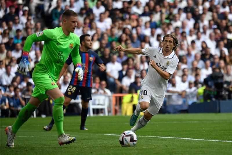 مودريتش أمام البارسا