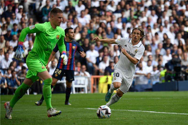 مودريتش أمام البارسا