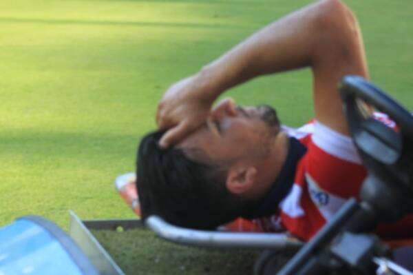 آدم الطاوس خلال إصابته أمس في لقاء كيبانجا