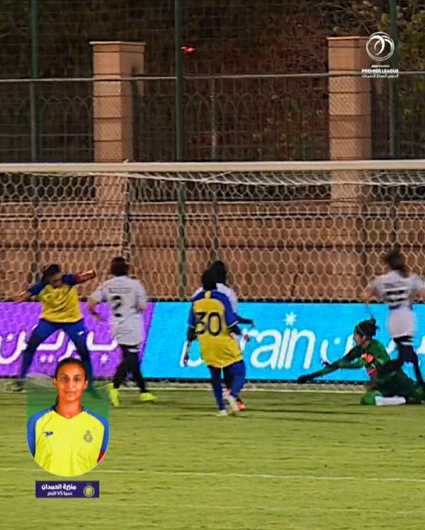 منيرة الحمدان (اليسار) وهدفها بالكعب