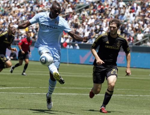 ماريو بالوتيلي يضيع هدف محقق امام مرمى لوس انجليس جالاكسي