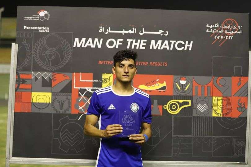 أحمد مصطفى مع الجائزة