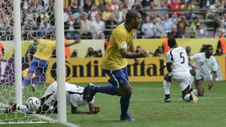 ادريانو ينطلق فرحاً بعد تسجيله الهدف الثاني للبرازيل