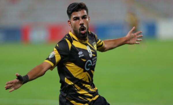 محمد موالي فرحًا بهدف الفوز