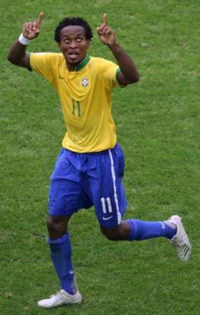 البرازيلي زي روبيرتو يحتفل بتسجيل هدف البرازيل الثالث في مرمى غانا