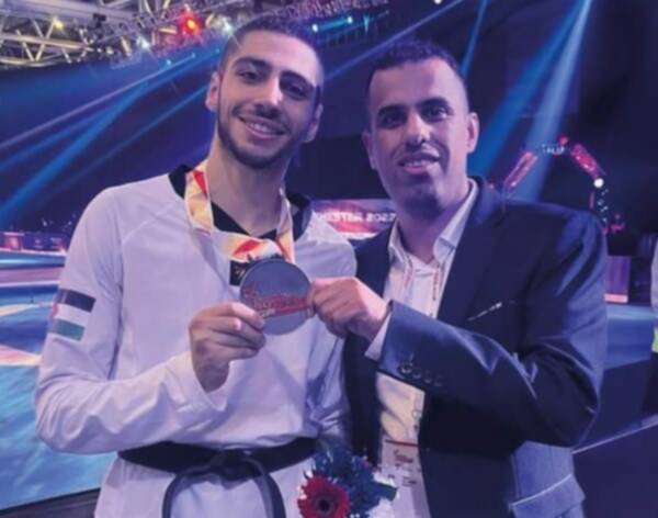 زيد بعد التتويج برفقة مدربه العساف