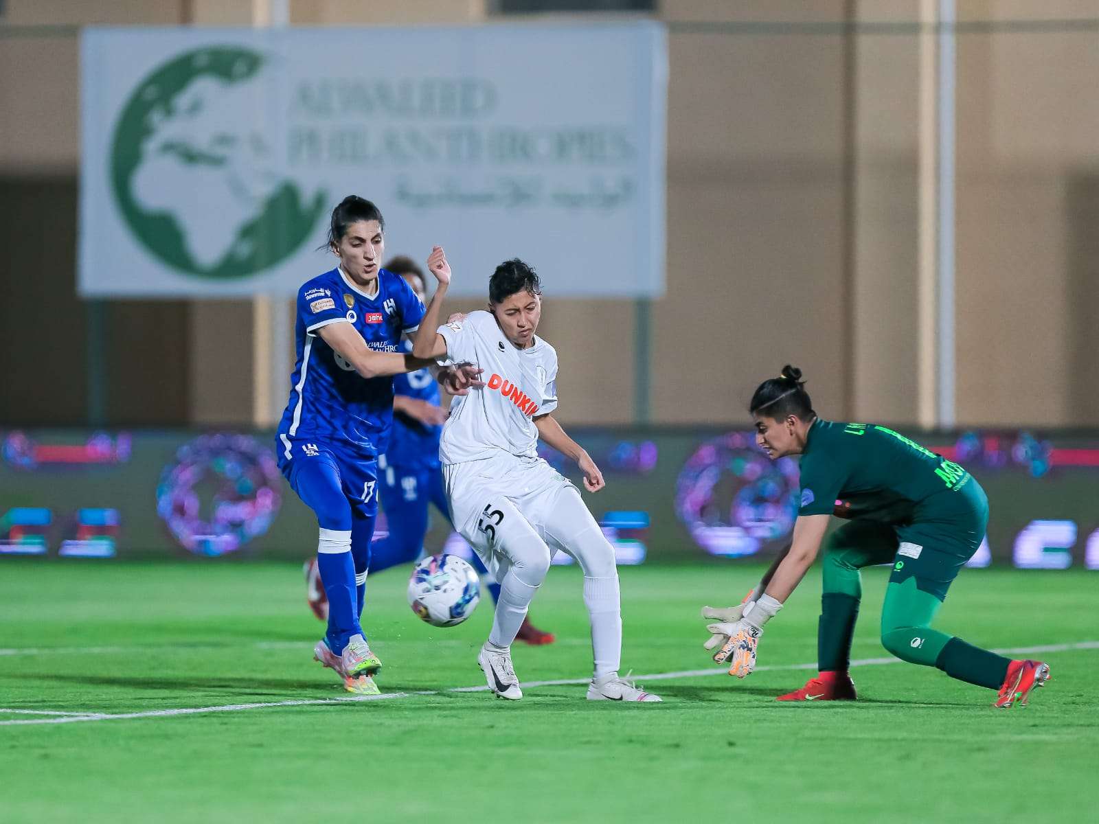 ليلى القحطاني (يمين)