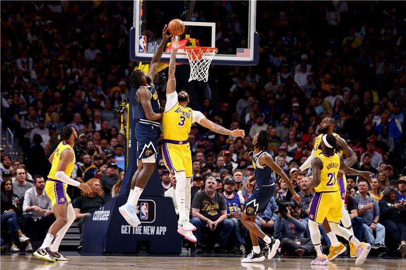 من مباراة لوس أنجليس ليكرز و دنفر ناجتس