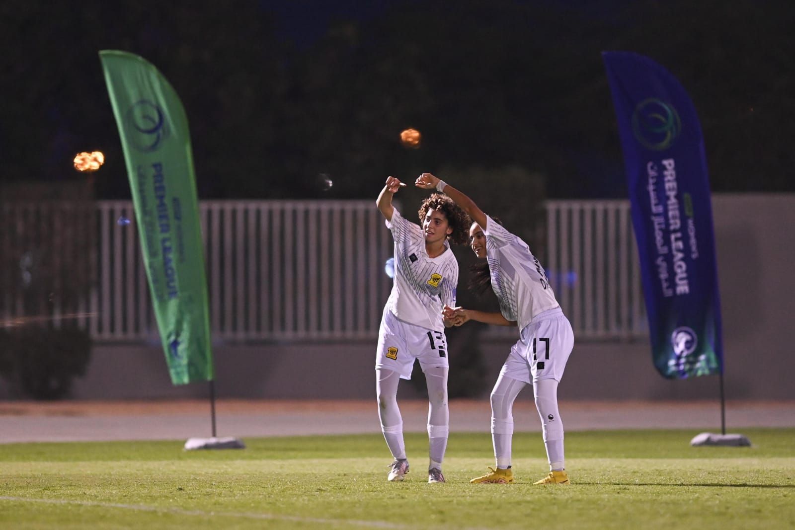 جوري طارق (يمين) تحتفل بهز الشباك مع صبا توفيق