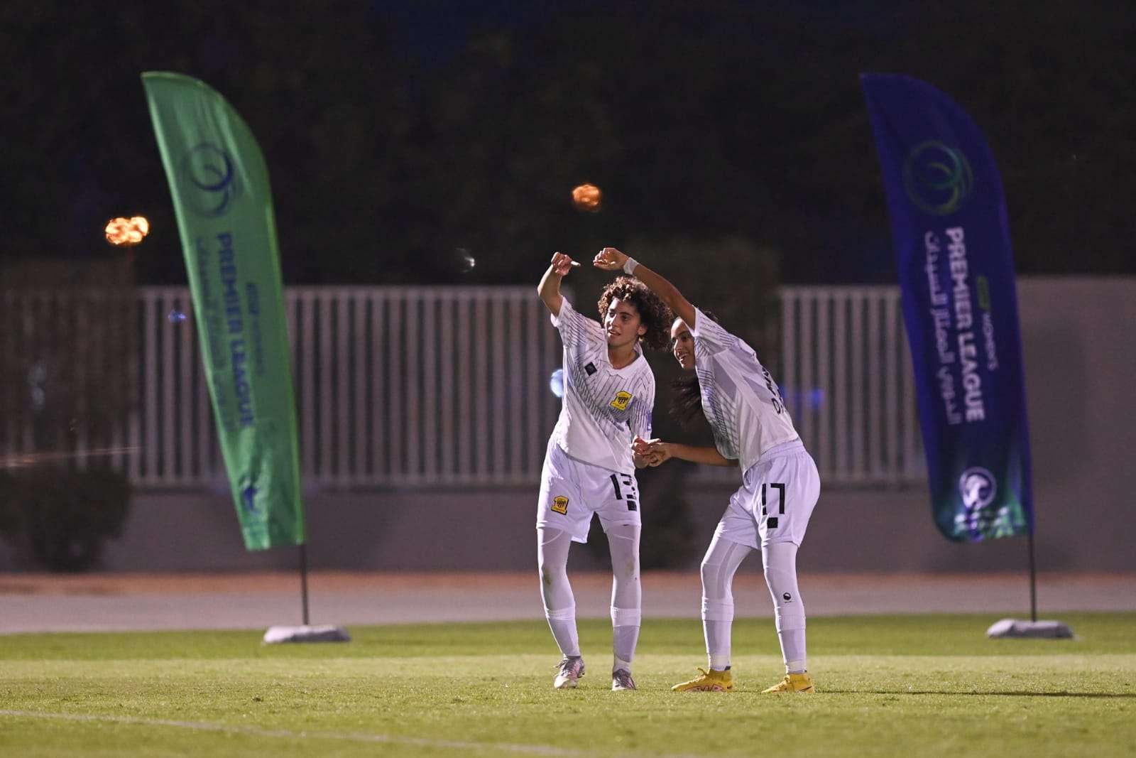 جوري طارق (يمين) تحتفل بهز الشباك مع صبا توفيق