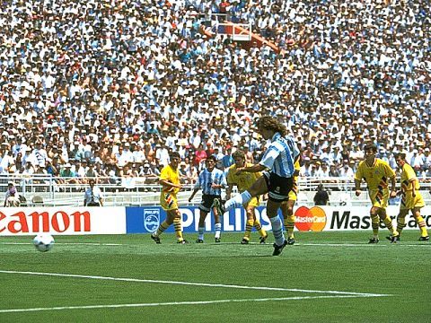 صورة تعود لعام 1994 عندما تواجه المنتخبان في كأس العالم بأميركا