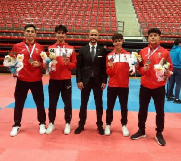 لاعبو الأردن بعد التتويج