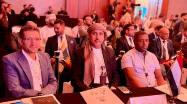 محمد الزريقي (يمين)