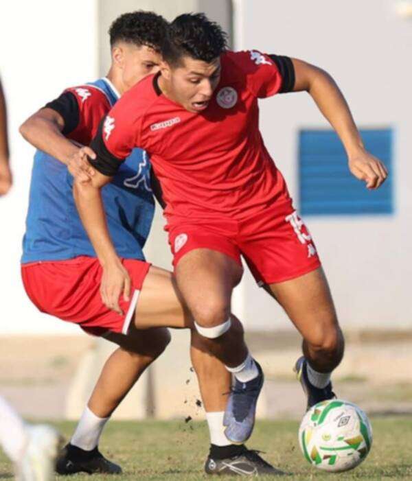 آدم قرب خلال التدريبات مع منتخب تونس الأولمبي