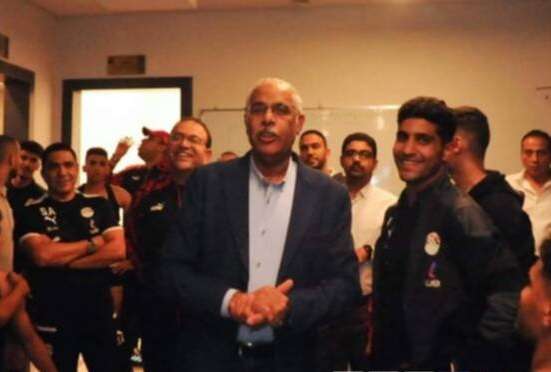 علام مع لاعبي المنتخب الأولمبي